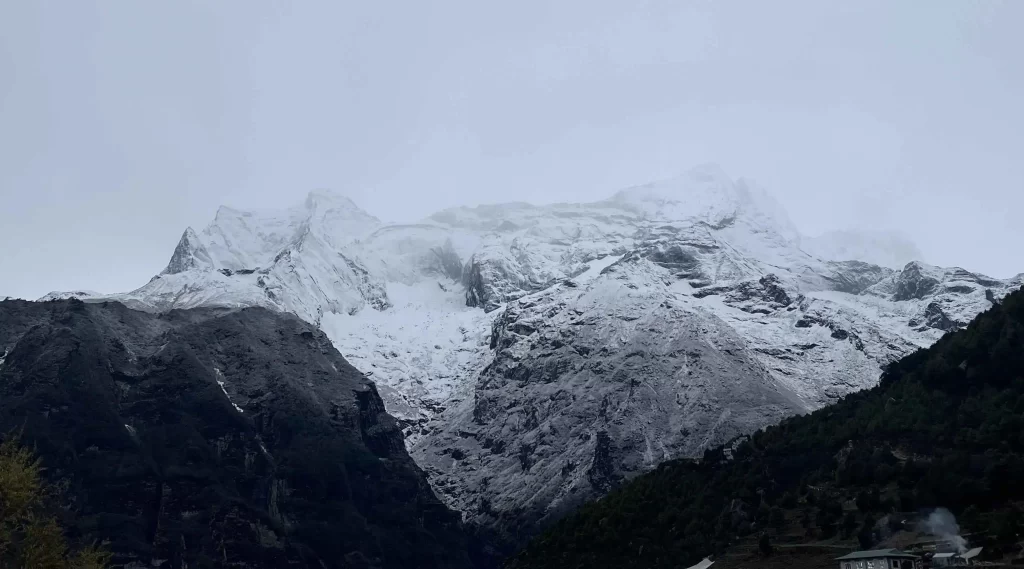 cloudy-weather-at-everest-base-camp-trek