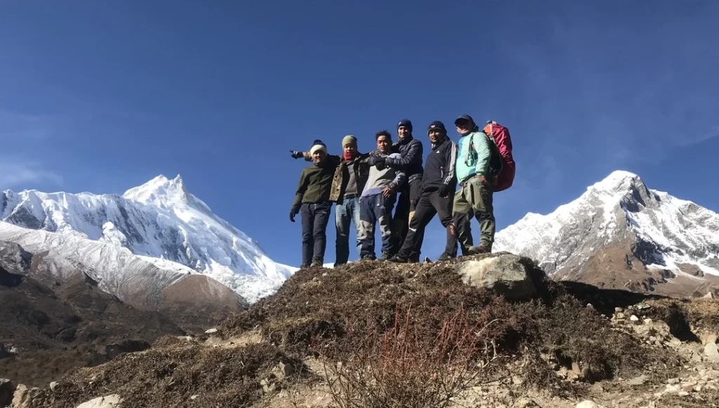 pointing-at-mount-manaslu