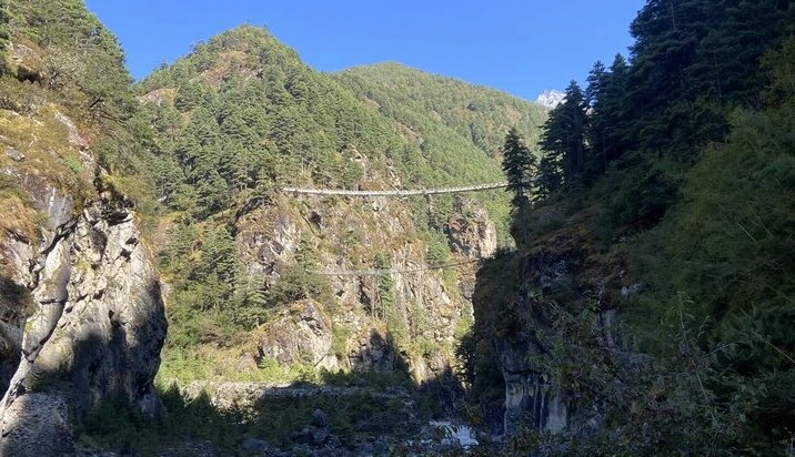 crossing-hillary-suspension-bridge