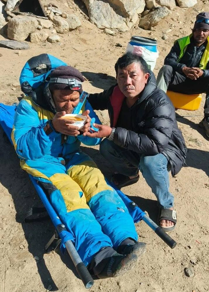 Abandoned on Everest: The Miraculous Return of Dawa Sherpa Exposes a Dark Industry Secret 2 dawa-sherpa-rescue